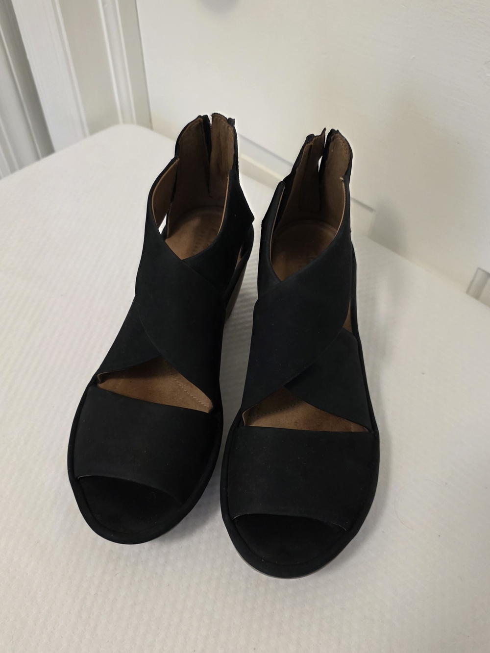 Clarks Clarene Black Crisscross Open-Toe Wedge Sandals Size 10 Stylish Comfy
